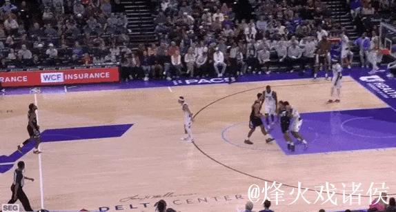 基扬特-乔治华丽突破拉杆得分,爵士打出14-2高潮反超独行侠 基扬特-乔治华丽突破拉杆得分,爵士打出14-2高潮反超独行侠